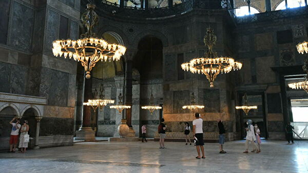 Туристы в соборе Святой Софии в Стамбуле