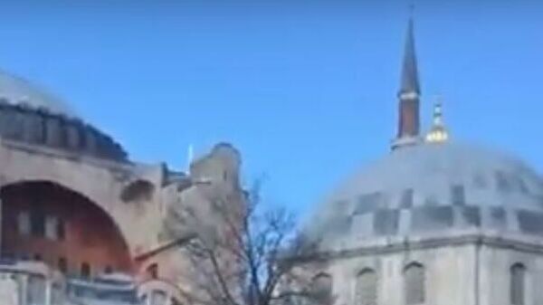 Призыв имама на молитву для мусульман из Святой Софии в Стамбуле