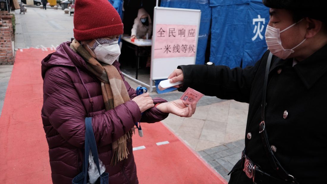 фото замеряют температуру на covid-19 в Китае