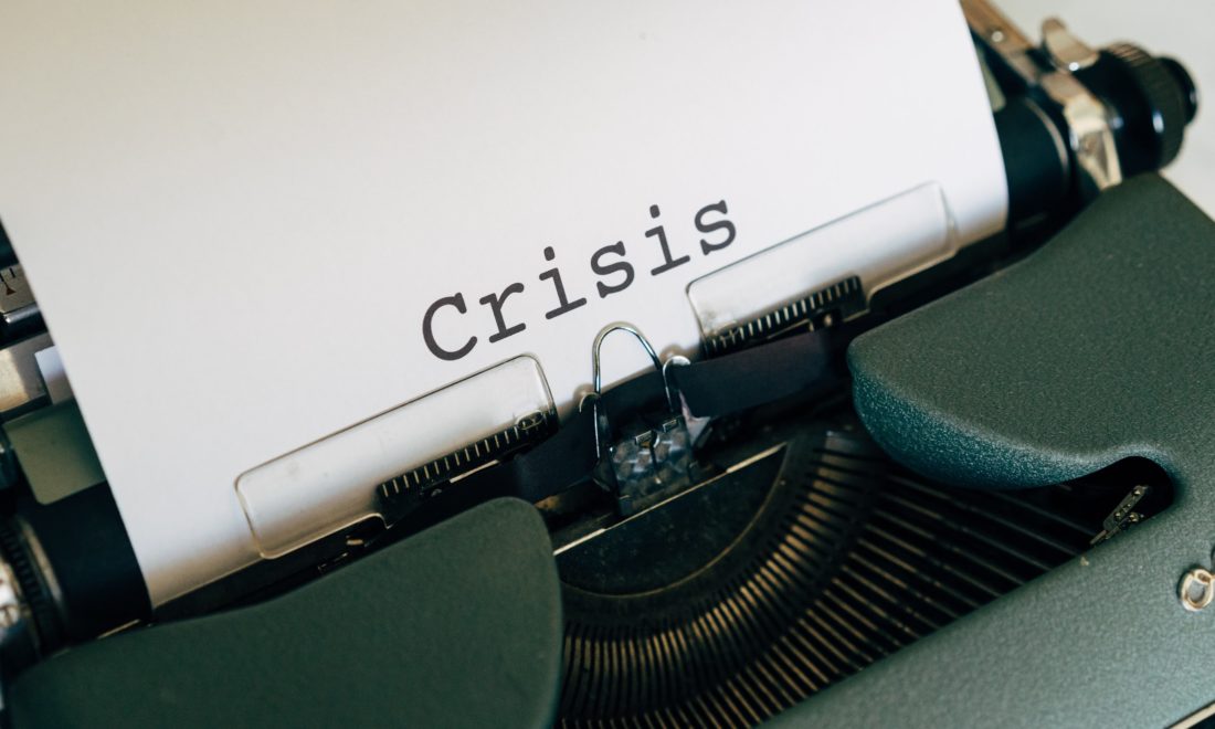 фтография лист бумаги со словом crisis на печатной машинке