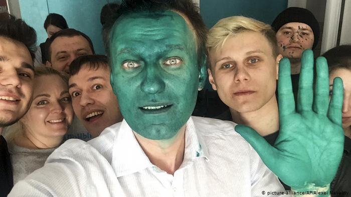 Алексея Навальный после того, как ему брызнули в лицо зеленкой в Барнауле в марте 2017 года.