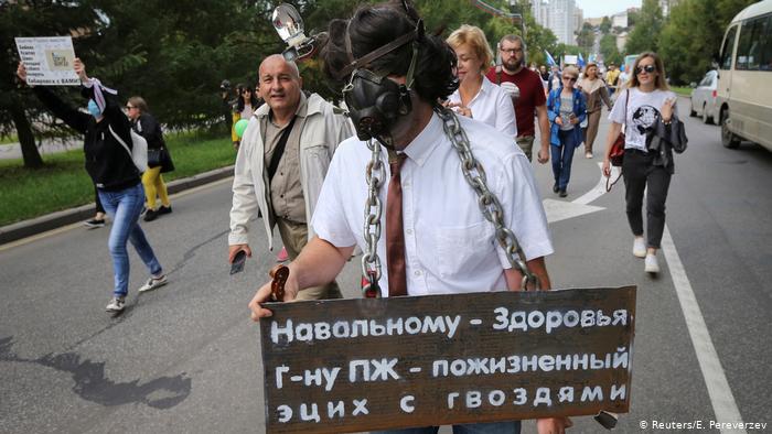 Плакат в поддержку отравленного Новичком оппозиционера Алексея Навального на антиправительственной демонстрации в Хабаровске, 29 августа 2020 года.