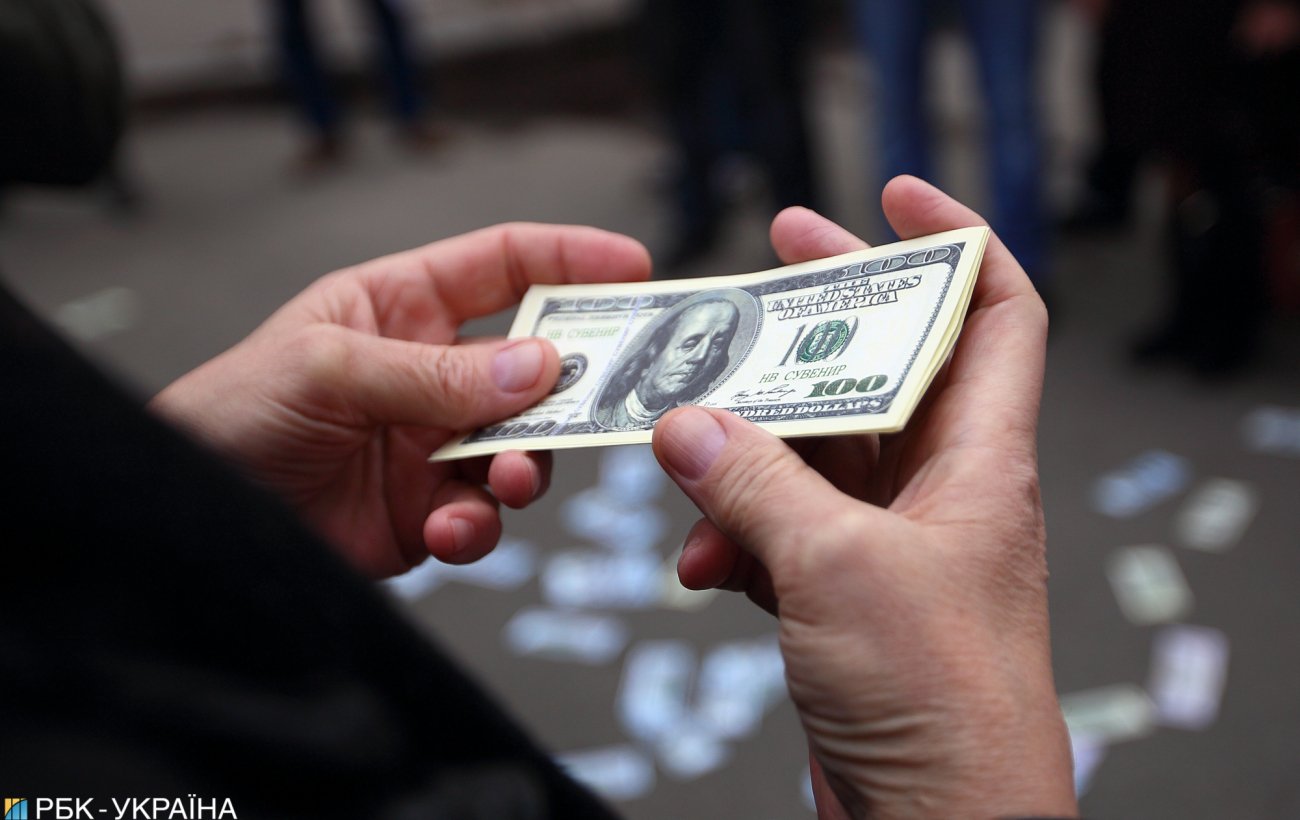 Доллар в мире падает. Почему это выгодно США и чем поможет Украине
