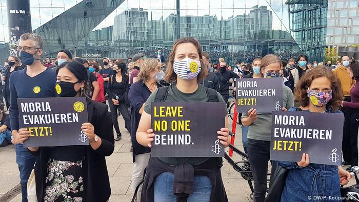 Участники акции солидарности с беженцами в Берлине