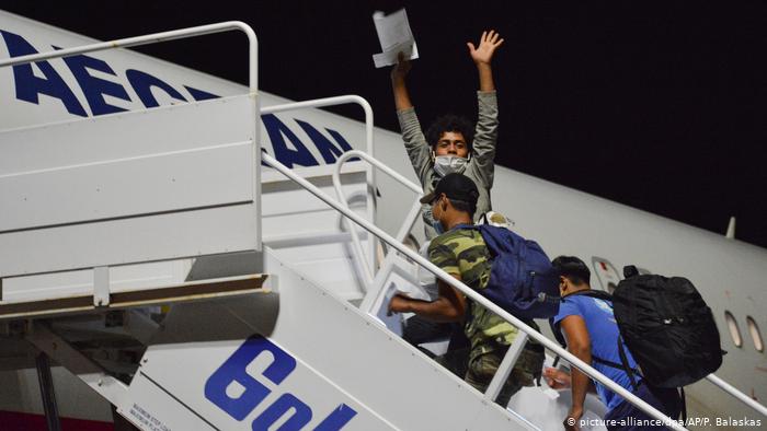 400 детей из лагеря Мориа переправляют самолетом с острова на материковую часть Греции