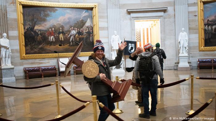 Участники протестов в Вашингтоне после штурма Капитолия