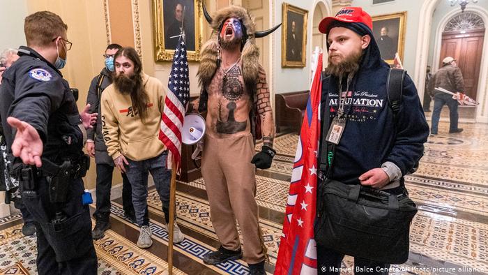 Сторонники Дональда Трампа в здании Конгресса США.