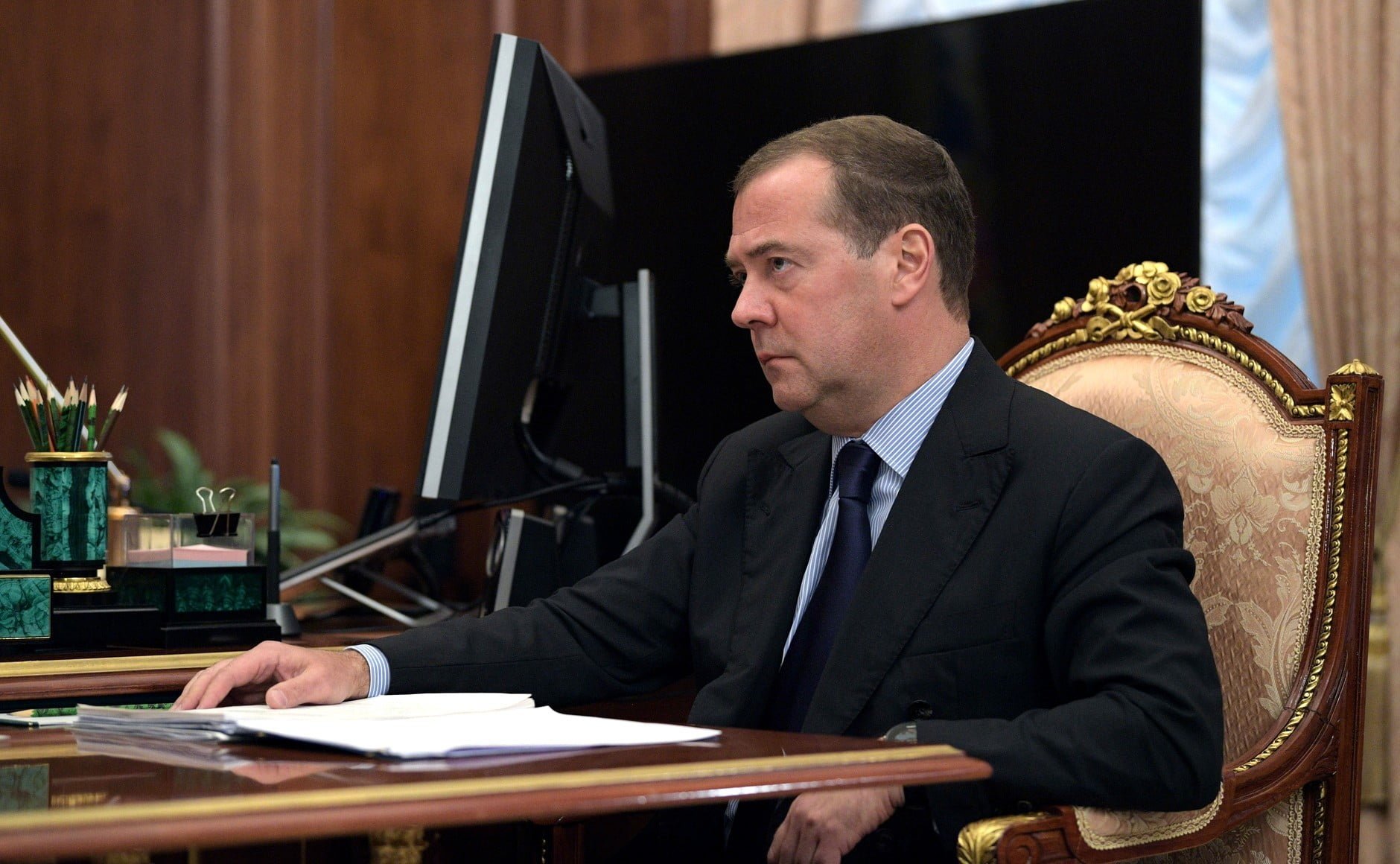 Дмитрий Медведев обеспокоен по поводу американской демократии. Он написал большую статью на эту тему