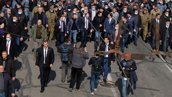 Премьер-министр Армении Никол Пашинян вместе со своими сторонниками на улице Еревана