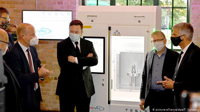 Илон Маск демонстрирует депутатам бундестага принтер для вакцин Curevac