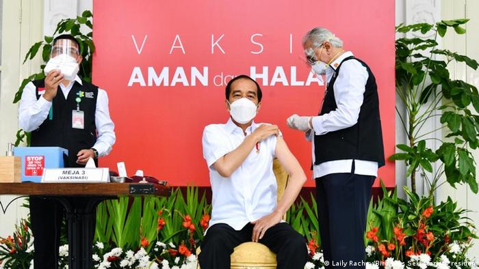 Президент Индонезии Джоко Видодо прививается вакциной Sinovac Biotech 