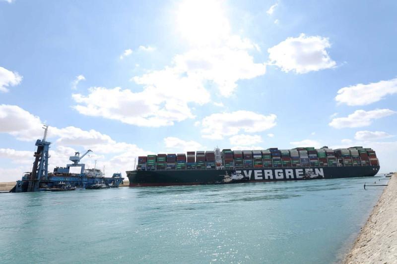Как отразится ситуация с севшим на мель контейнеровозом в Суэцком канале на мировой экономике