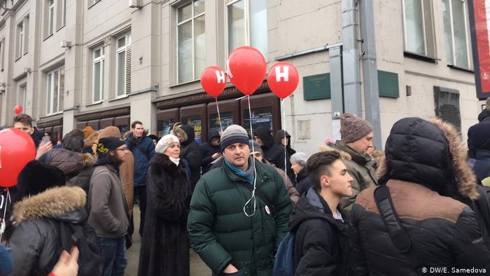 Сторонники Алексея Навального у входа в метро в Москве во время забастовки избирателей, несколько человек с шариками с буквой Н.