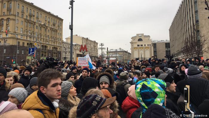 Сторонники Алексея Навального у здания Известий в Москве во время забастовки избирателей.
