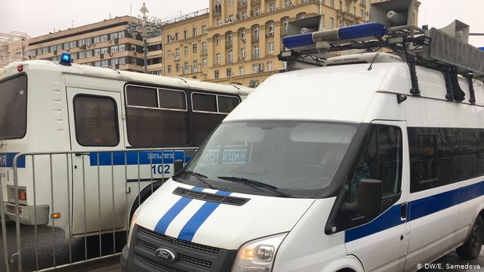 Автомобили полиции на Пушинской площади в Москве во время забастовки избирателей.