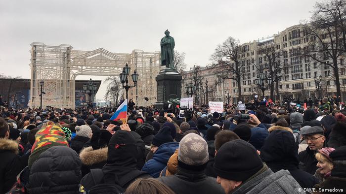 Сторонники Алексея Навального на Пушкинской площади в Москве во время забастовки избирателей.