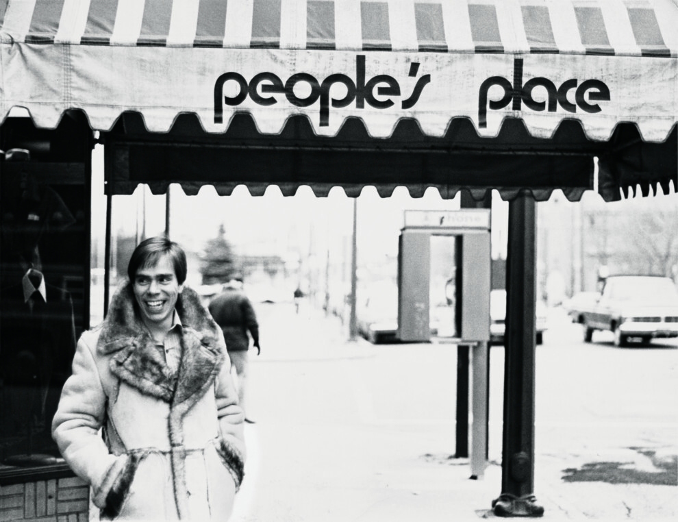 Томми Хилфигер возле своего магазина The People's Place