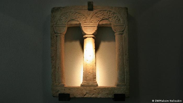 Романское окно из миквы в экспозиции музея