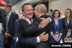 Герхард Шредер, председатель совета акционеров "Северного потока – 2" и Владимир Путин на открытии чемпионата мира по футболу в Лужниках 14 июня 2018 года