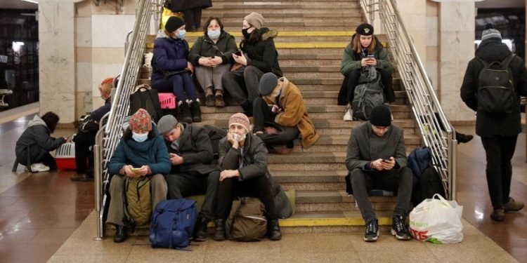 Киевляне в метро после начала вторжения России в Украину. 24 февраля 2022 года (Фото:REUTERS/Valentyn Ogirenko)