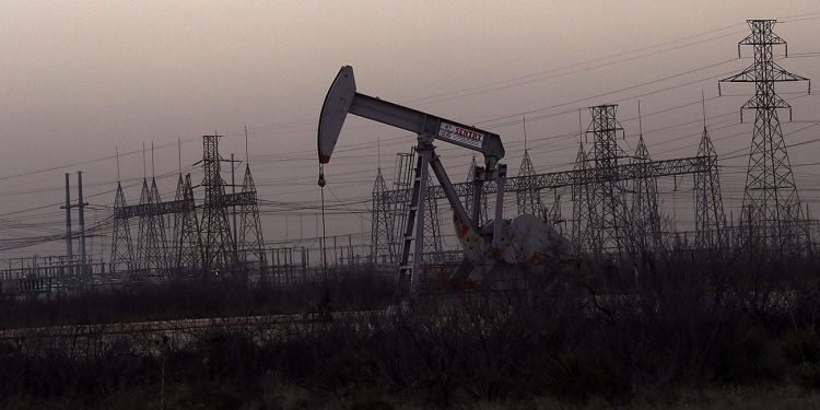 Нефть дорожает из-за возможности эмбарго США на экспорт из России