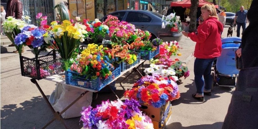 Запрещенная торговля искусственными цветами в Днепре (Фото:dniprorada.gov.ua)