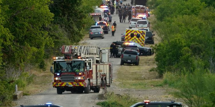 Как минимум 46 нелегальных иммигрантов найдены мертвыми в трейлере грузовика посреди изнуряющей техасской жары