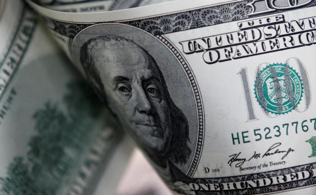 НБУ на 26 лютого встановив офіційний курс долара до гривні на рівні 38,35 гривні / фото REUTERS